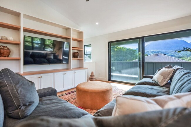 Building Photo - Furnished 3 Bedroom 2.5 Bathroom Home in H...