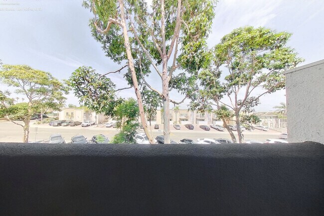 Building Photo - 3883 Ingraham St