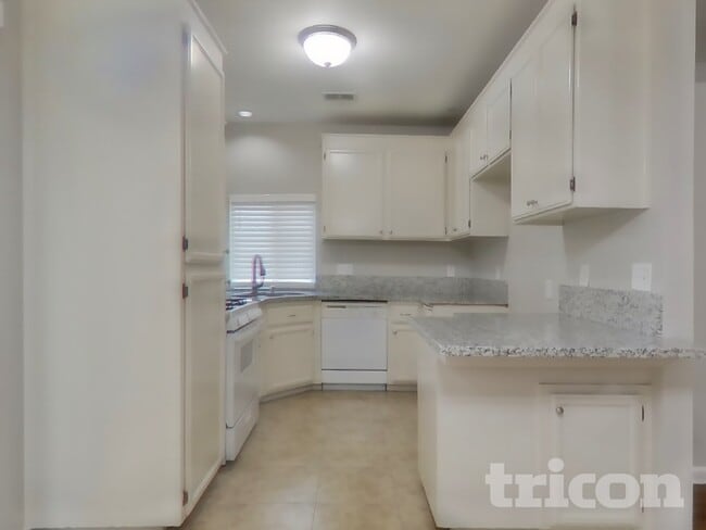 Building Photo - 408 Falcon Dr