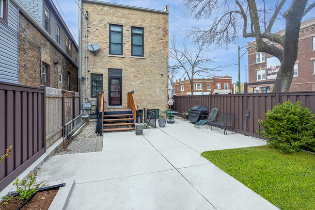 Foto del edificio - 3033 W Diversey Ave