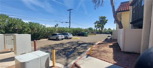 Building Photo - 1420 E Vegas Valley Dr