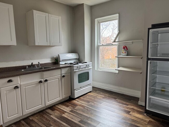 Building Photo - 1514 Fallowfield Ave