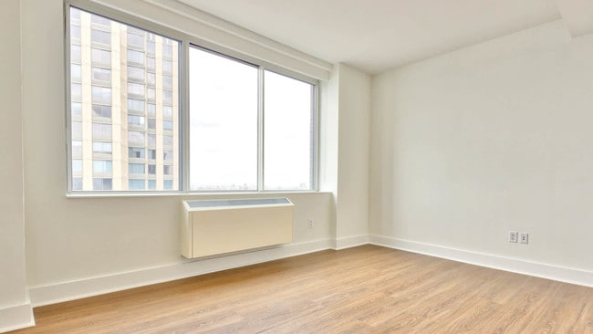 Foto del edificio - 180 Riverside Blvd