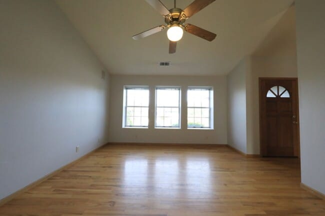 Building Photo - Comfortable 3/2 in the Little Pond Neighborhood