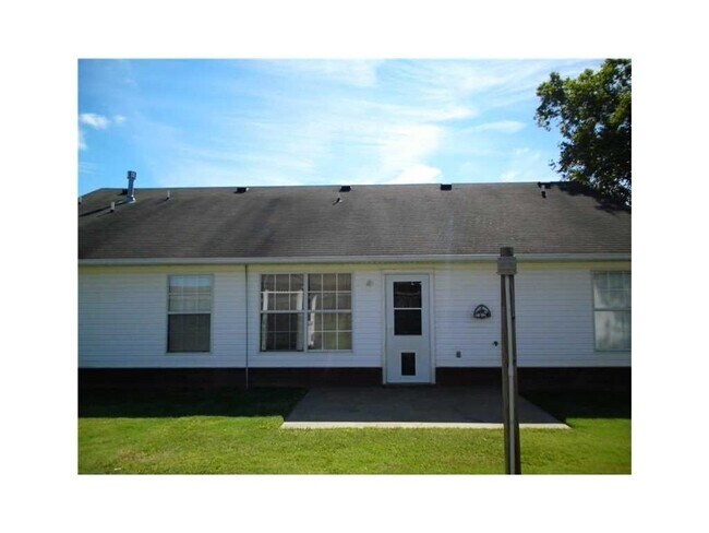 Foto del edificio - Nice 3 Bed 2 Bath House.  Yard Care Included.  Gas Heat & Hot Water