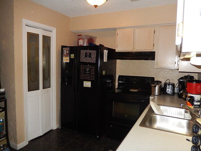 Building Photo - AWESOME 2/2 w/ Loft/Office, Fenced Yard, V...