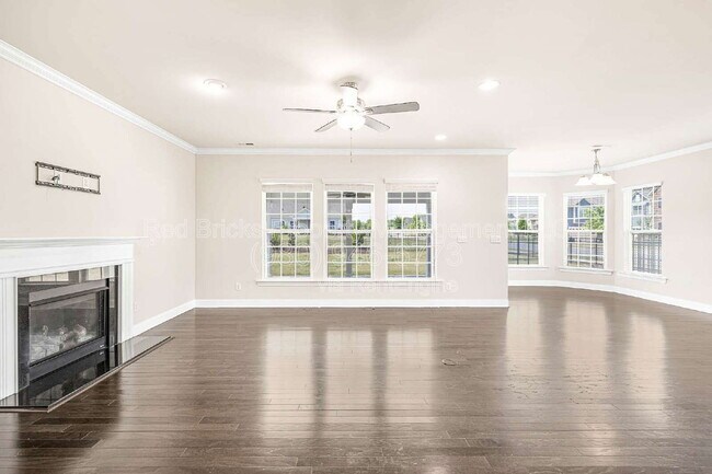 Foto del edificio - 8608 Lavender Pl