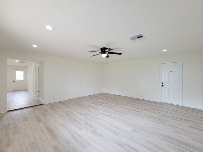 Building Photo - This beautifully remodeled 3-bedroom, 2-bathroom home in the heart of Lake Jackson, Texas, offers...