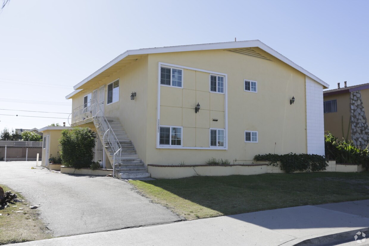 Foto principal - 10090 McFadden Ave