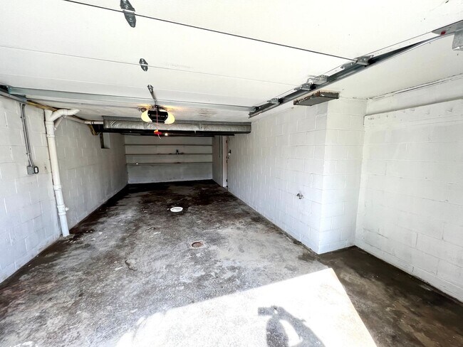 Foto del edificio - Fantastically updated three bedroom two bath house in the heart of Dormont