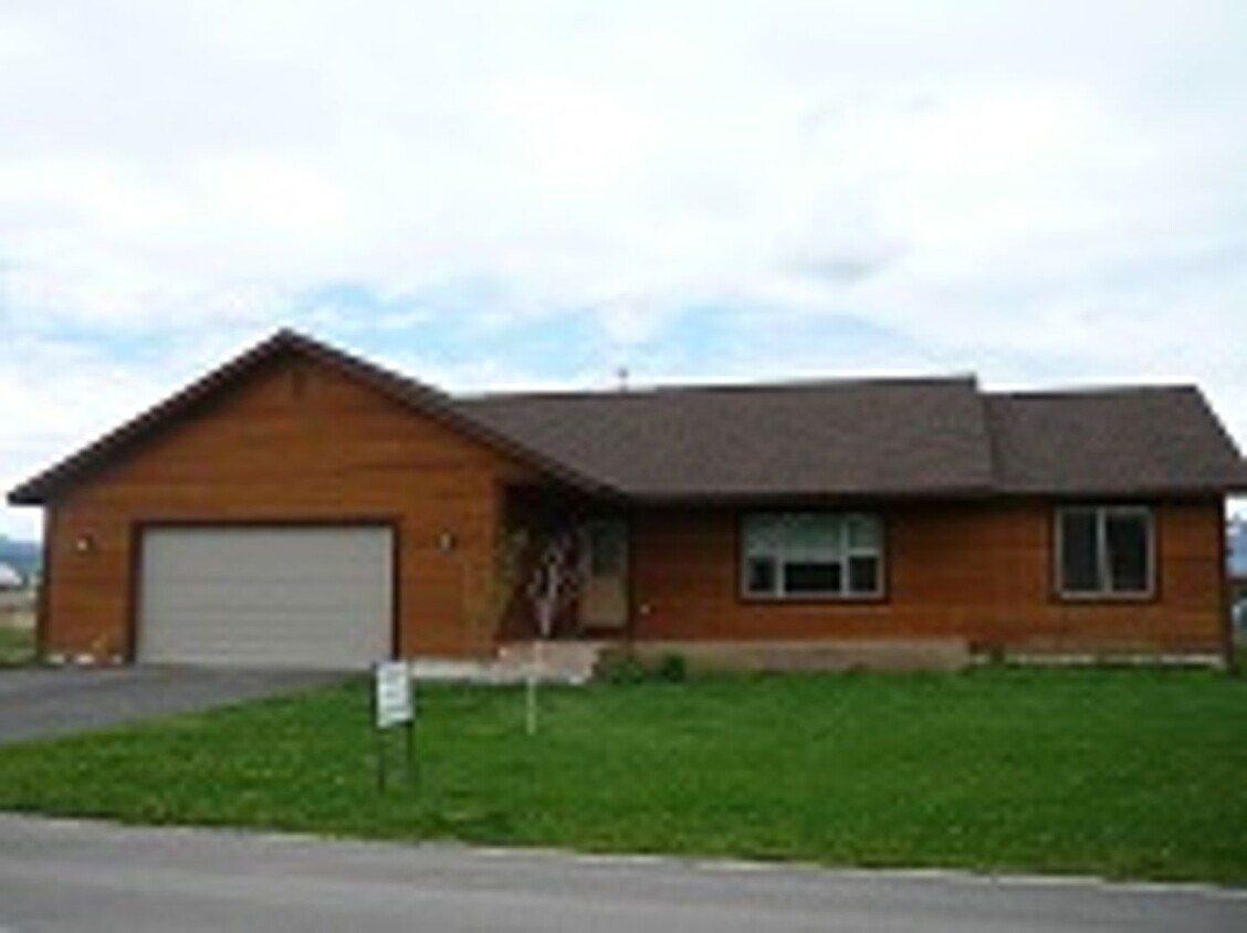 Foto principal - Charming Home with Open Floor Plan & Pet-F...