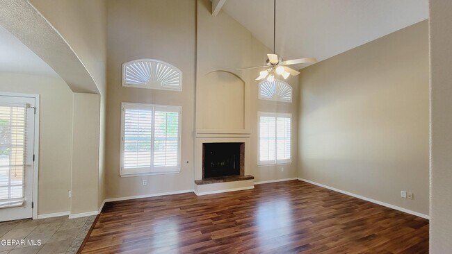 Foto del edificio - 6329 Franklin Ridge Dr