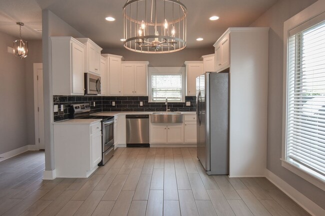 Building Photo - 4 Bedroom 2.5 Bathroom Home in The Heart o...