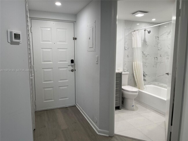 Foto del edificio - 8290 Lake Dr