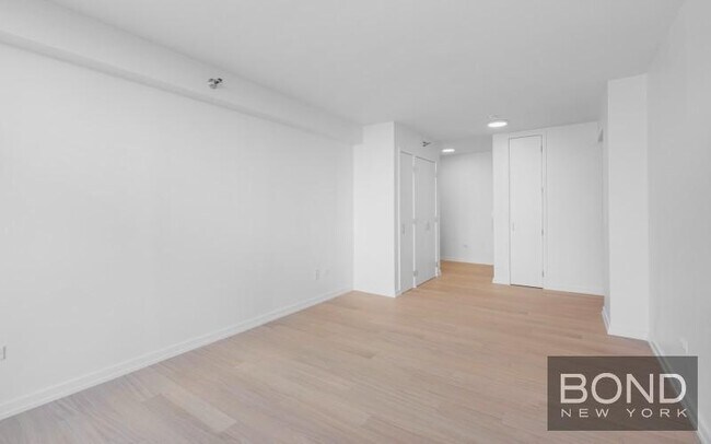 Foto del edificio - 55-75 West End Avenue