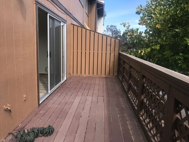 Foto del edificio - STUNNING 3BD/2.5BA TOWNHOME WITH A BEAUTIFUL VIEW IN EL SOBRANTE, CA!!!
