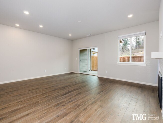 Building Photo - 3 Bedroom, 2.5 Bath 2021 Build Townhome In...