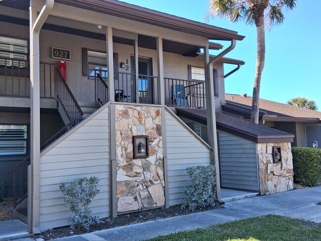 Puerta principal y balcón - 927 Capri Isles Blvd