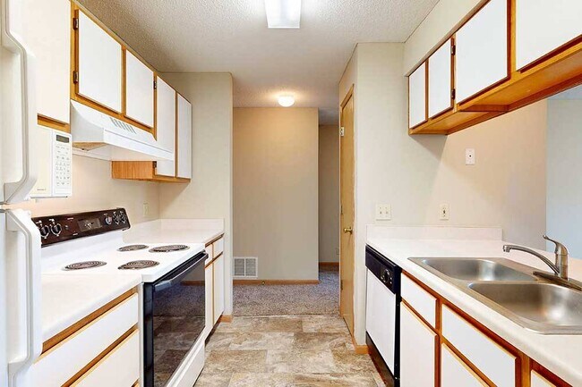 Las cocinas tipo galera eficientes mantienen todo al alcance de la mano para que la preparación de las comidas y la limpieza fluyan sin problemas. - Skyline View