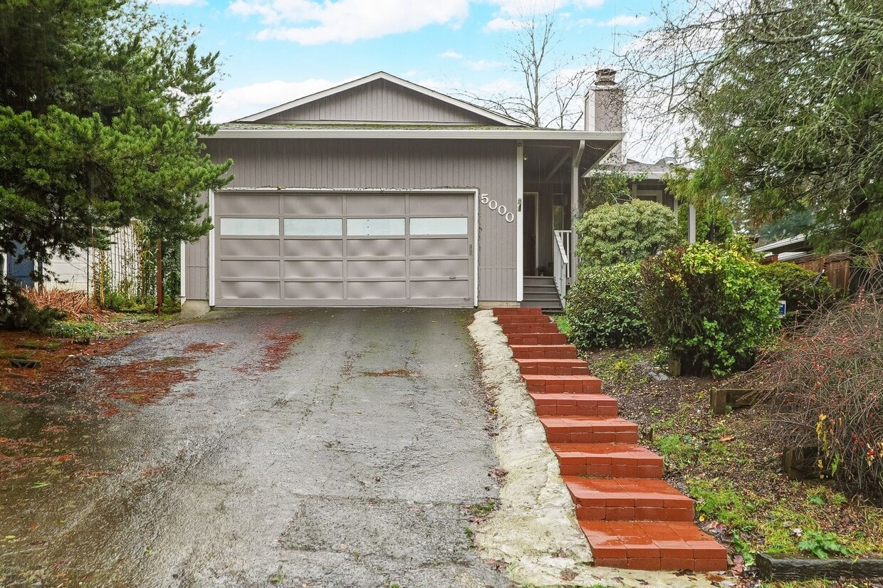 Foto principal - 3 Bedroom, 2 Bath House Near Portland Community College on Quiet Dead-end Street