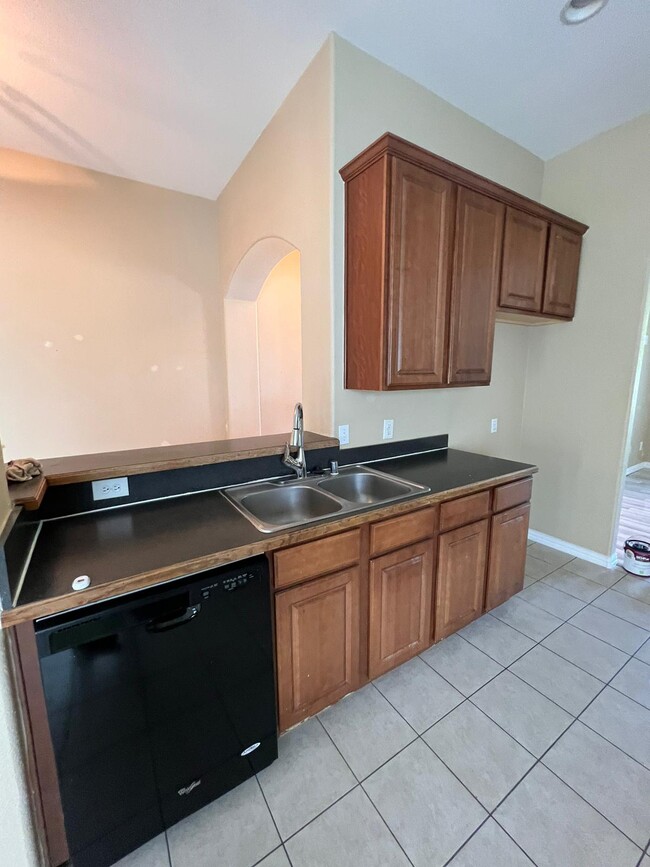 Building Photo - 208 Creekwood Dr