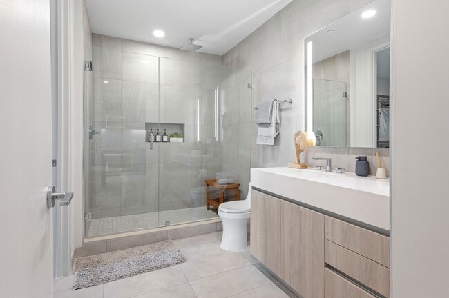 Baños tipo spa con duchas de cristal - AMLI Wynwood