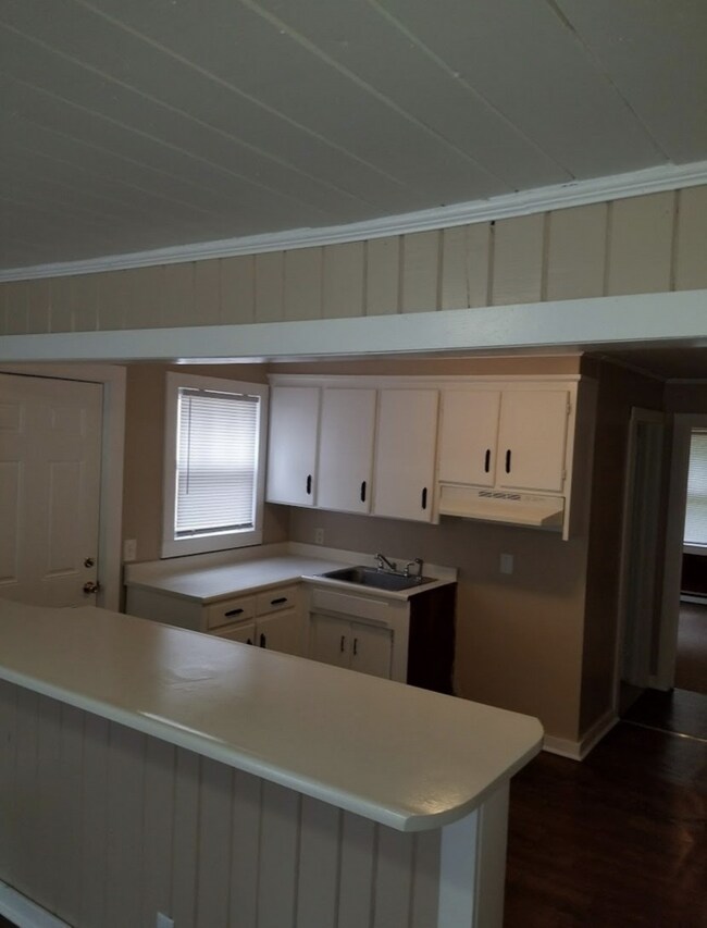 Building Photo - Newly Renovated LARGE 1 Bedroom /1 Bath Du...