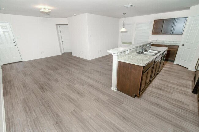 Foto del edificio - 4006 Silver Ranch Rd