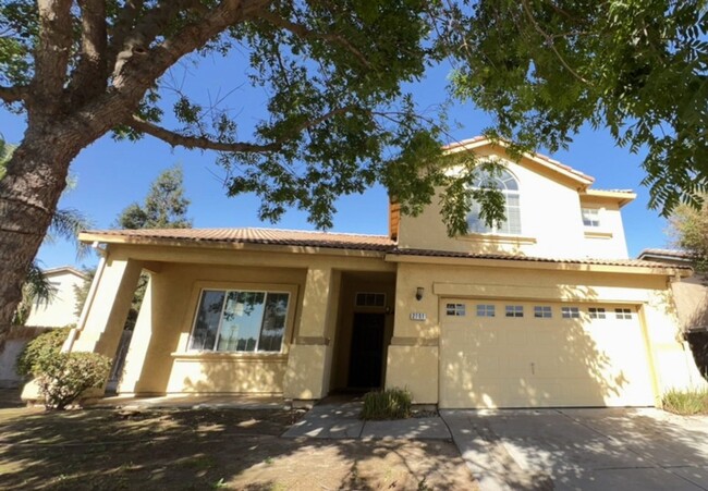 Foto del edificio - NEW LISTING IN A GATED COMMUNITY $2,300.00...