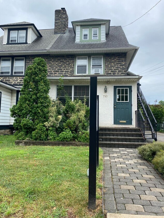Gorgeous 3-Bedroom Apartment in Havertown! Available mid-September! - Gorgeous 3-Bedroom Apartment in Havertown! Available mid-September!