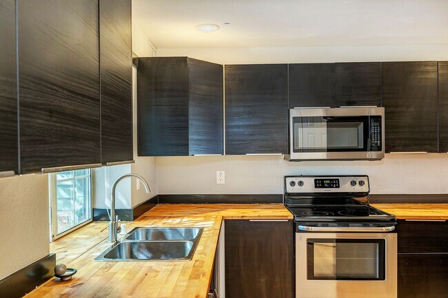 Building Photo - Two Bedroom Townhouse in Edmonds