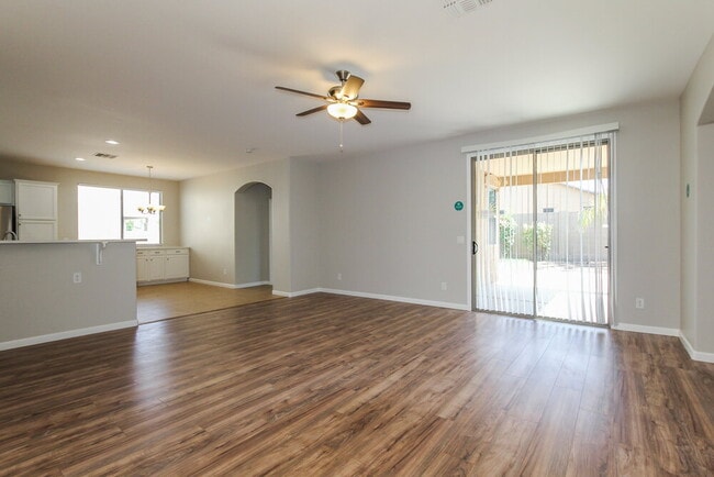 Foto del edificio - 18021 W Carol Ave