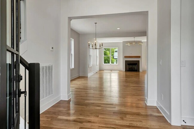 Building Photo - Minutes From Downtown New 4 bedroom, 3 and...