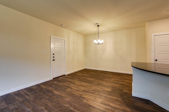 Building Photo - AVAILABLE NOW! GORGEOUS 4 BEDROOM DUPLEX L...