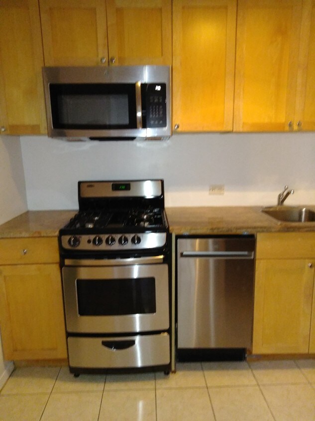Primary Photo - 220 E 28th St