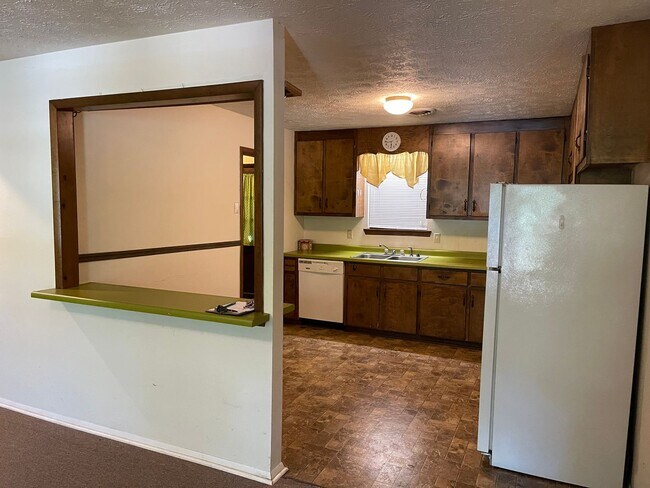Building Photo - 2 bedroom 1 bath duplex is located off Whi...