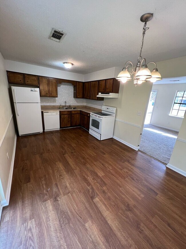 Building Photo - 1097 Live Oak Dr