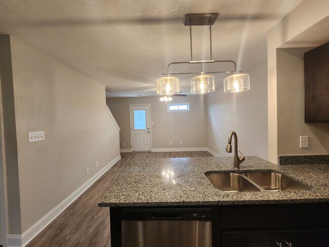 Foto del edificio - 3 Bedroom 3 Bath End Unit Townhome