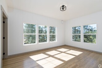 Building Photo - 102 E Farwell Rd
