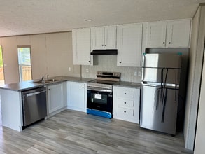 Building Photo - 1000 Pine Tree Cir