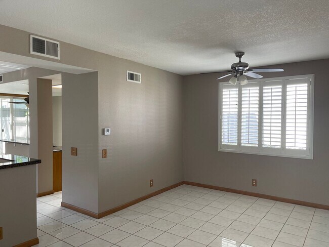Foto del edificio - Spacious 4 Bedroom Townhouse Style Condo i...