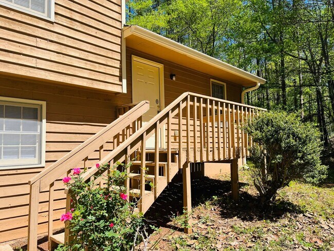 Foto del edificio - Great location, large wooded and fenced ya...