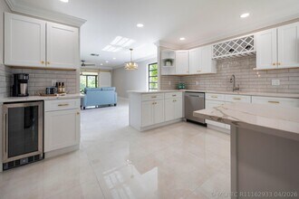 Building Photo - 8535 Casa Del Lago