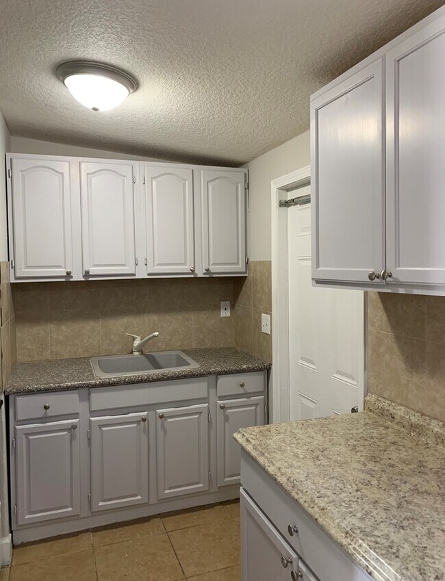 Building Photo - Spacious 4-Bedroom, 2-Bath Home with Fence...