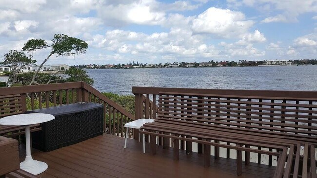 Foto del edificio - 60 N Lakeshore Dr