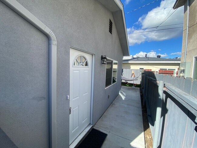 Building Photo - One Story 4BD/2BA w/ Private Yard!!