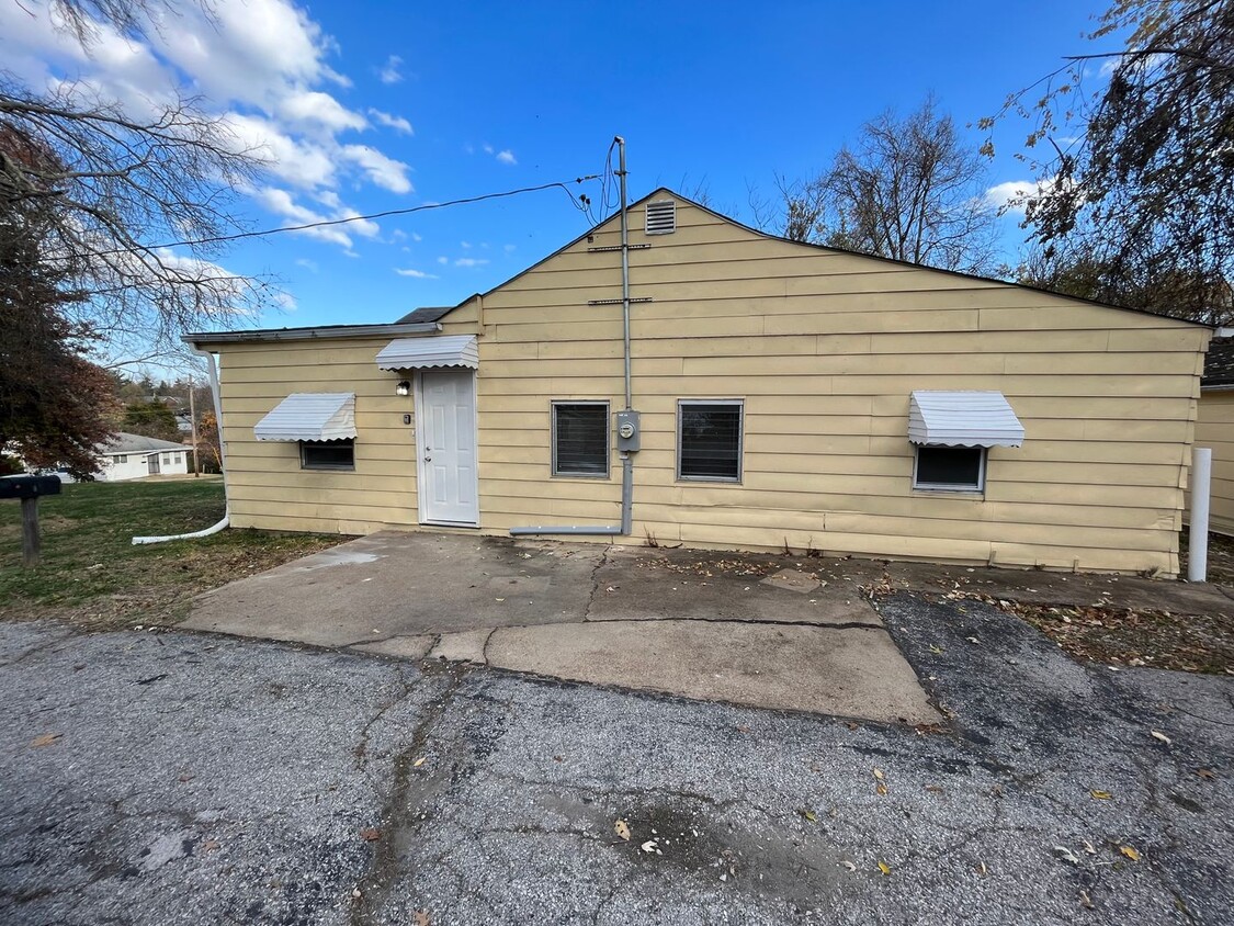 Foto principal - Renovated 3 bedroom 1 Bath with Detached G...