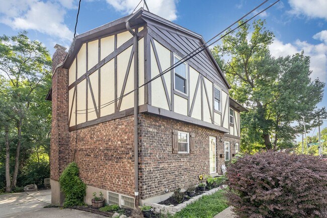 Building Photo - 4600-4606 Glenway Ave
