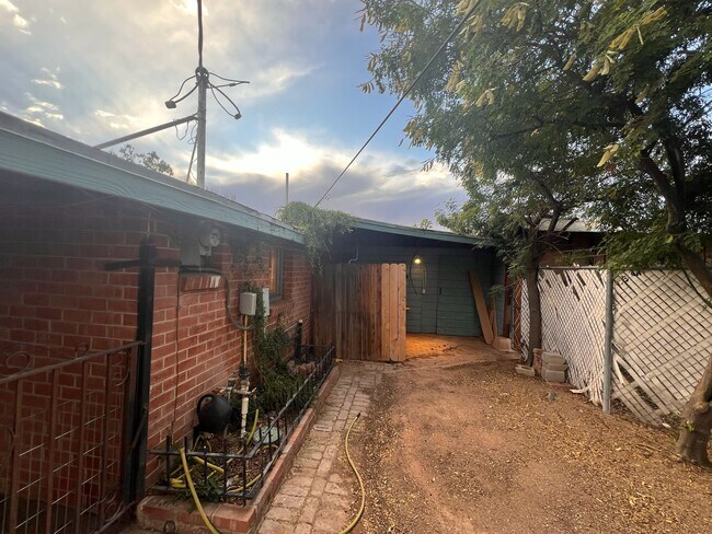 Foto del edificio - 2555 E Fort Lowell Rd