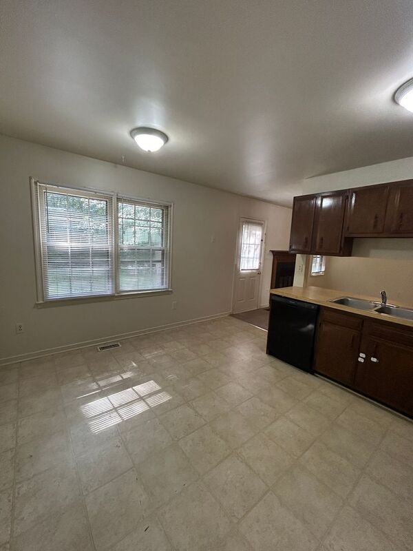 Foto del edificio - 12405 Locustgrove Rd